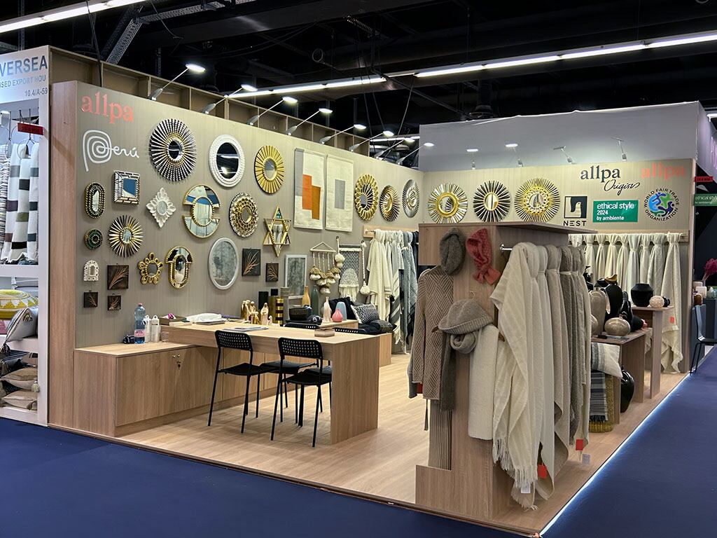 Allpa se dedica a la fabricación y comercialización de artesanía, joyería, textiles, prendas de vestir y otras piezas elaboradas a mano.