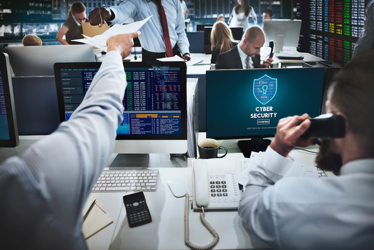 Los hackers éticos buscan debilidades en las redes informáticas de las organizaciones para reforzar los sistemas y prevenir ataques.