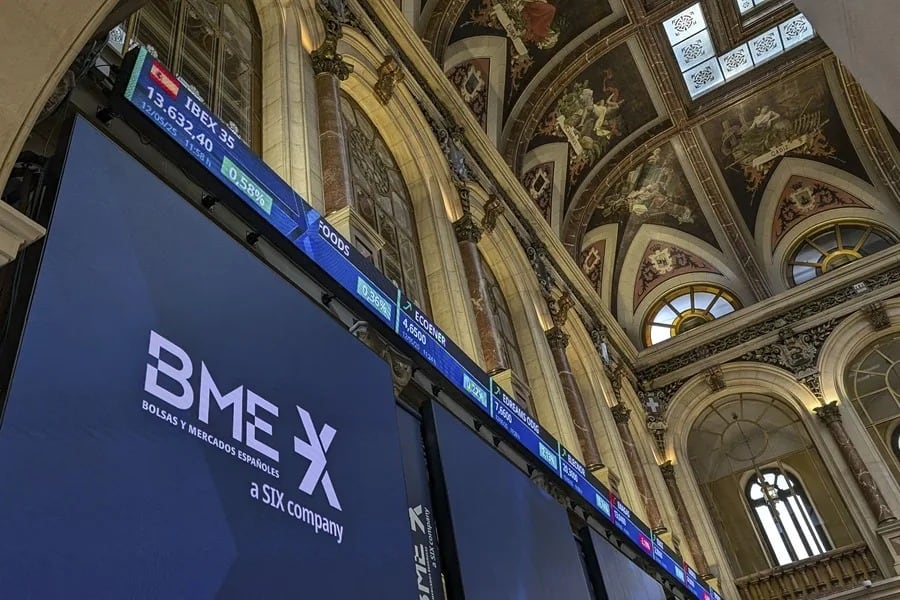 La medida busca profundizar los mercados financieros y atraer capital global minorista en un momento de alta volatilidad. (Imagen: EFE)