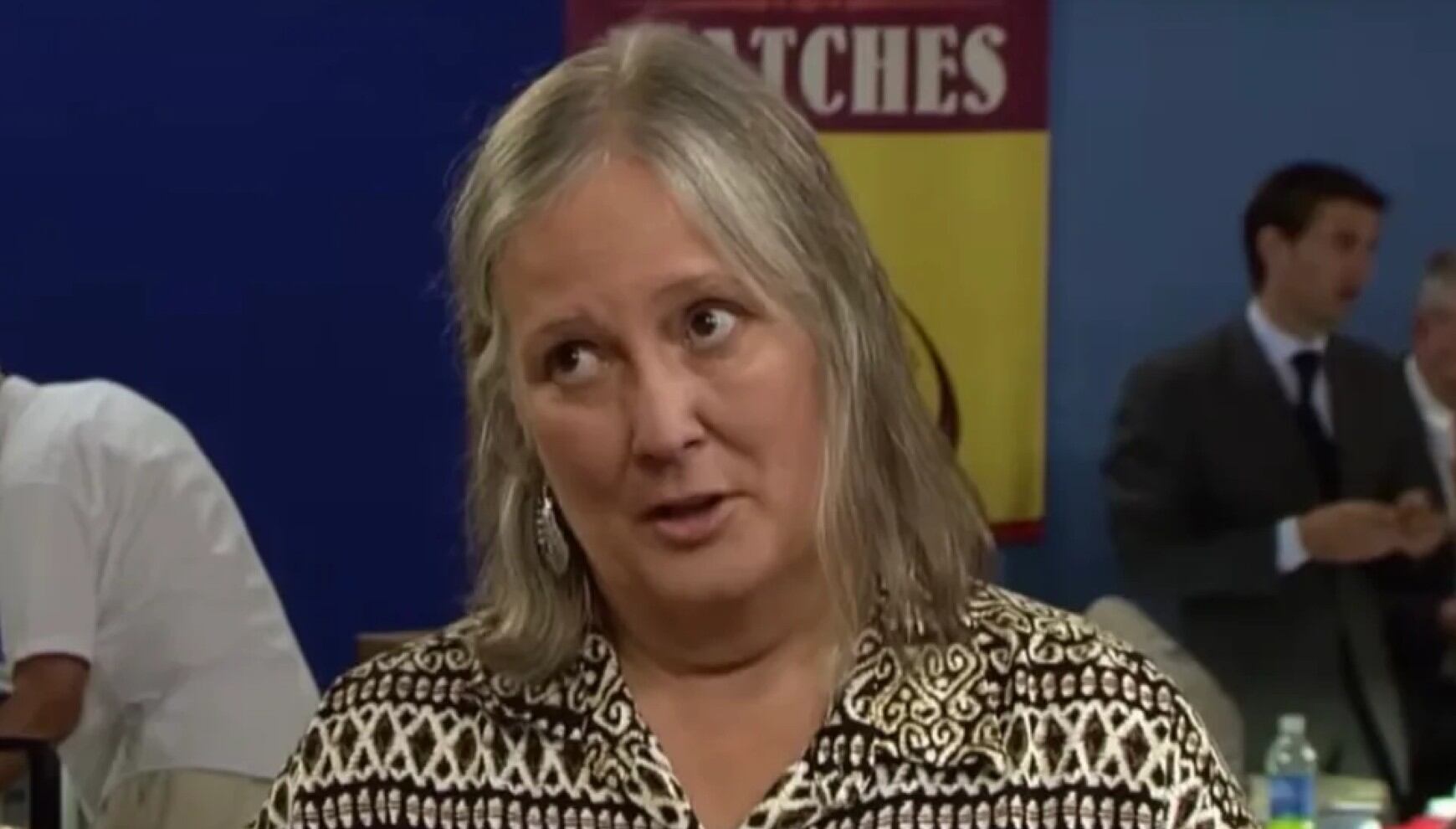 Una coleccionista se mostró entusiasmada con el precio de evaluación del textil que compró en una venta de arte. (PBS)