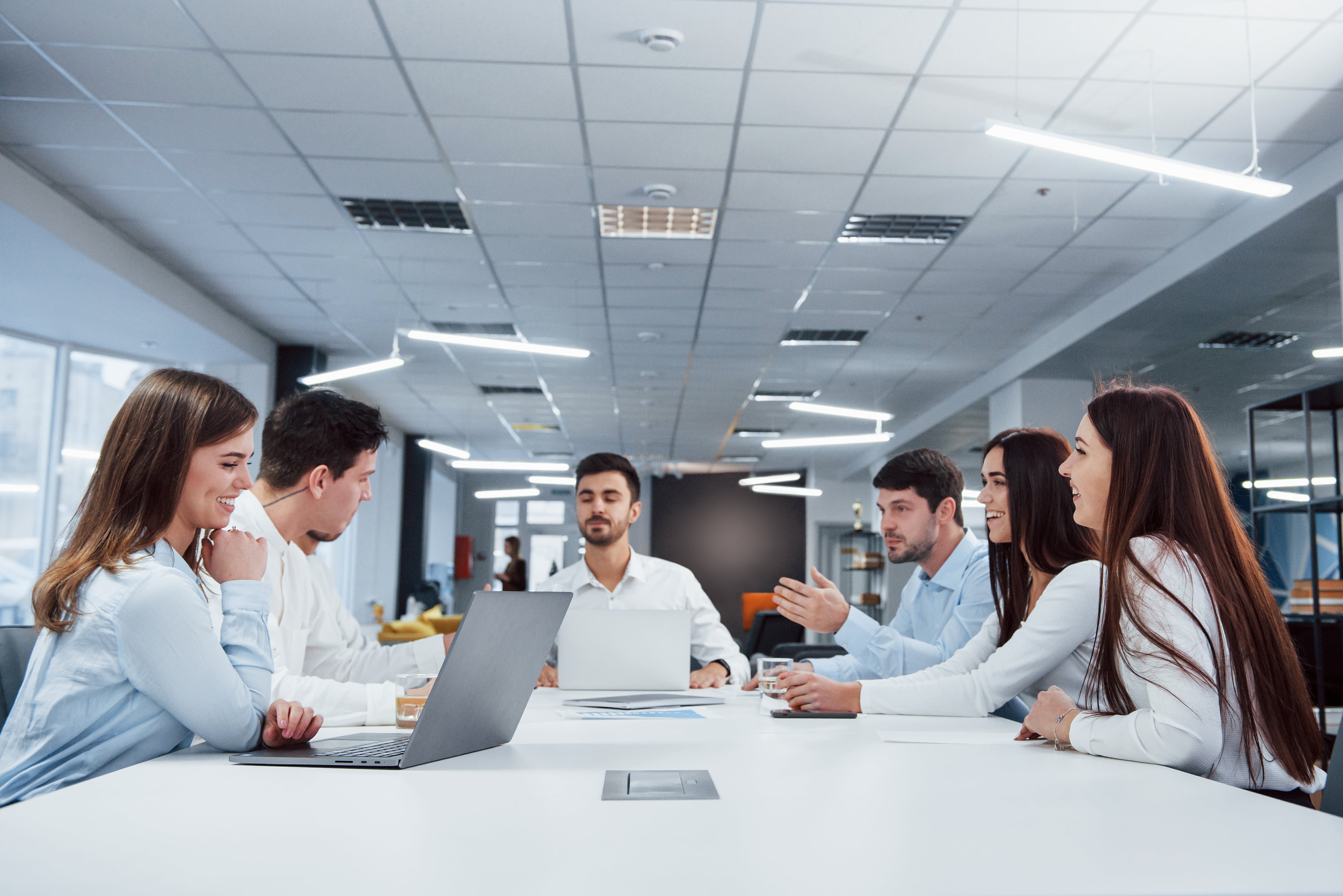 Director ejecutivo de la unidad de negocios orientada a estudios de abogados, sostuvo que la IA debe ser vista como un complemento para los abogados, no como un reemplazo. (Foto referencial: Freepick)