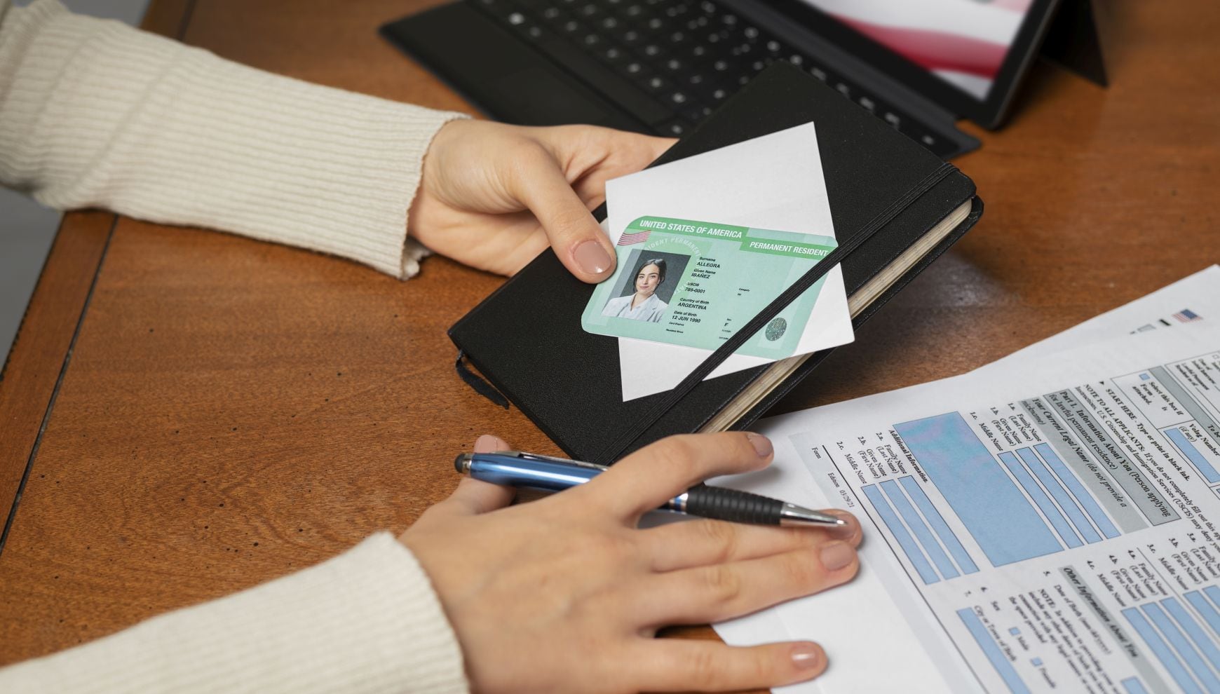 La administración de Donald Trump busca cerrar “vacíos legales” y advierte que solo en circunstancias extraordinarias se permitirá obtener la green card sin salir de Estados Unidos (Foto: Freepik / Imagen referencial no válida legalmente, solo usada con fines educativos)