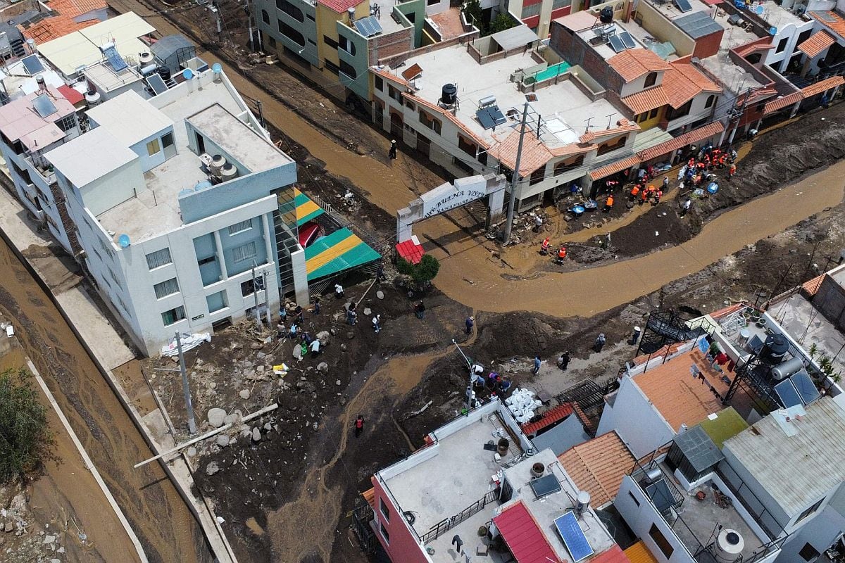 Antes, durante y después de lluvias intensas en Perú, las autoridades recomiendan prepararse con un plan familiar, zonas seguras claras y rutas de evacuación bien definidas. (Foto: EFE)