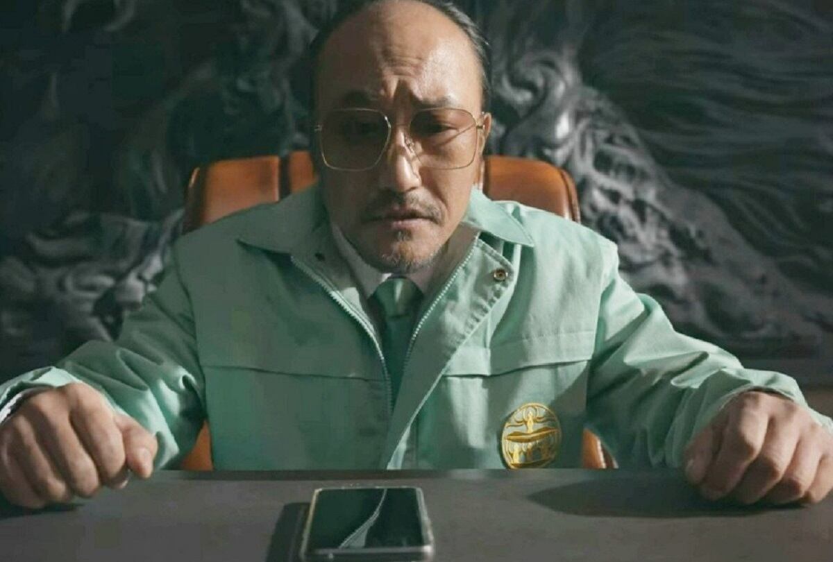 Kim Jeongchil (Lee Dong-hee) es el líder de La Nueva Verdad en la temporada 2 de "Rumbo al infierno" (Foto: Netflix)