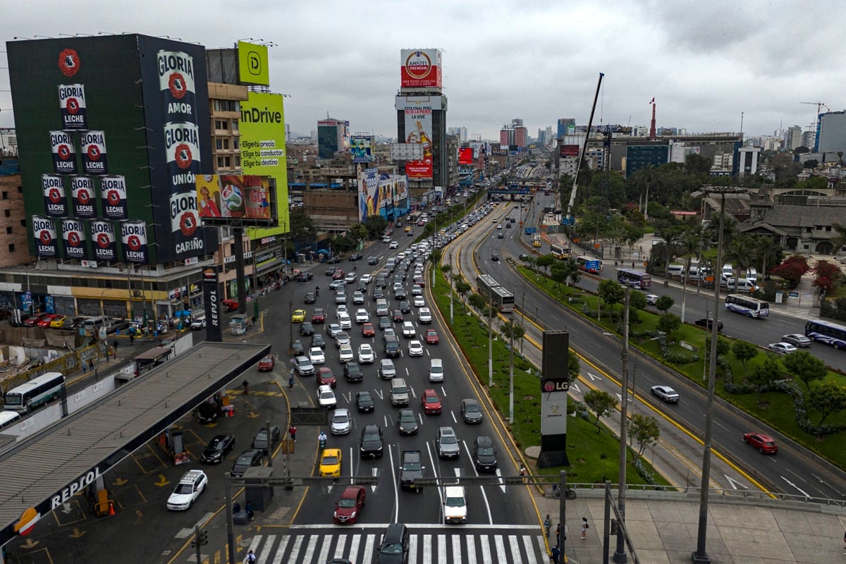 Vista aérea del tráfico pesado en las carreteras de Lima, el 4 de diciembre de 2025. (Ernesto BENAVIDES / AFP)