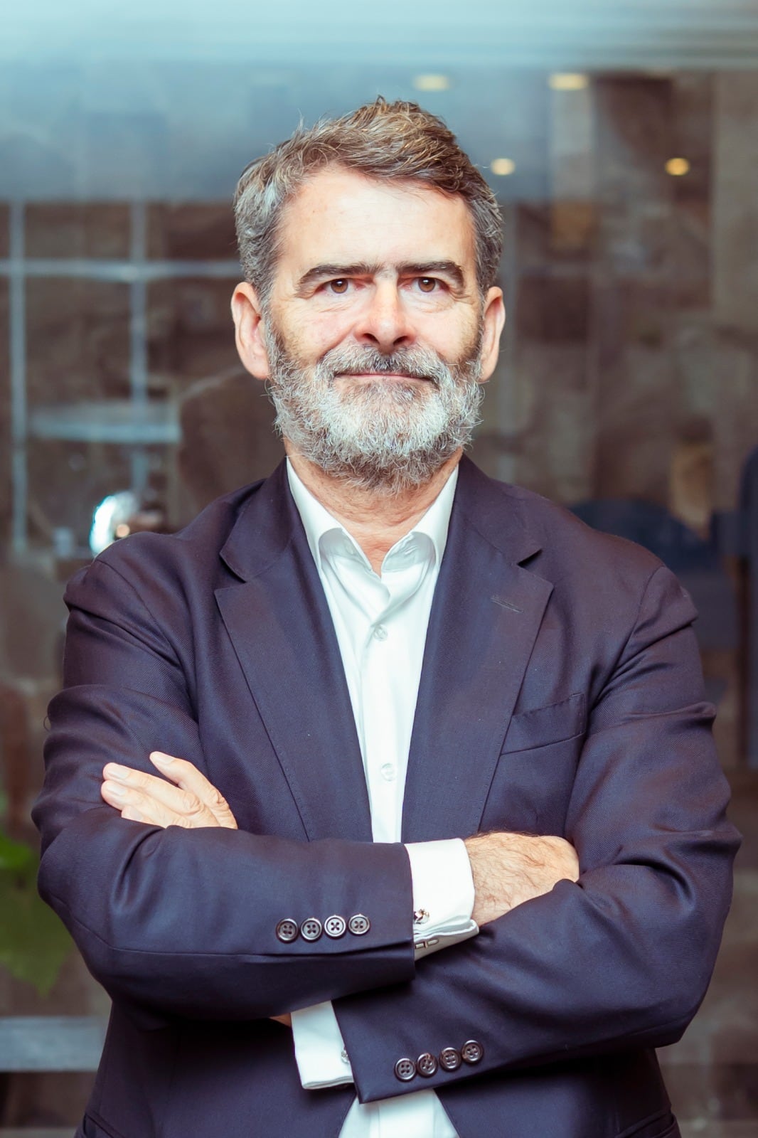 Para Carlos Arbesú, director de AEF Academy en Perú, las empresas familiares ya no pueden darse el lujo de mirar únicamente la coyuntura política local. “Hay sectores completos que podrían quedarse sin mercado si no entienden hacia dónde va el mundo.", señala.