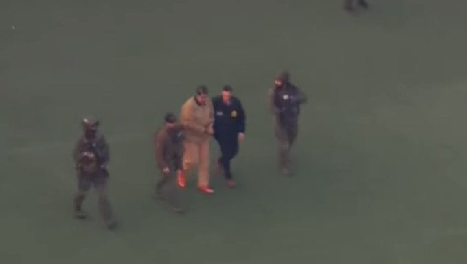 Nicolás Maduro fue trasladado en helicóptero a una corte federal de Nueva York para la lectura de cargos en su contra. Foto: Captura de video.
