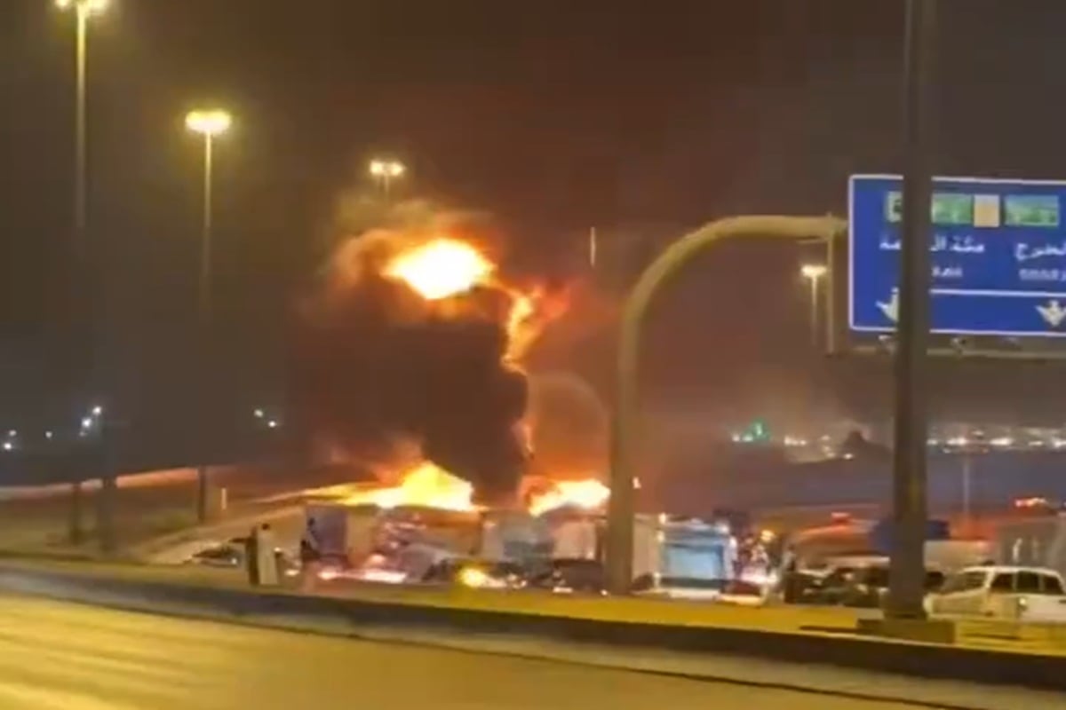 Llamas se elevan en la embajada de Estados Unidos en Riad, en Arabia Saudita, tras un ataque con drones durante la noche del 3 de marzo de 2026. (Foto: Difusión)