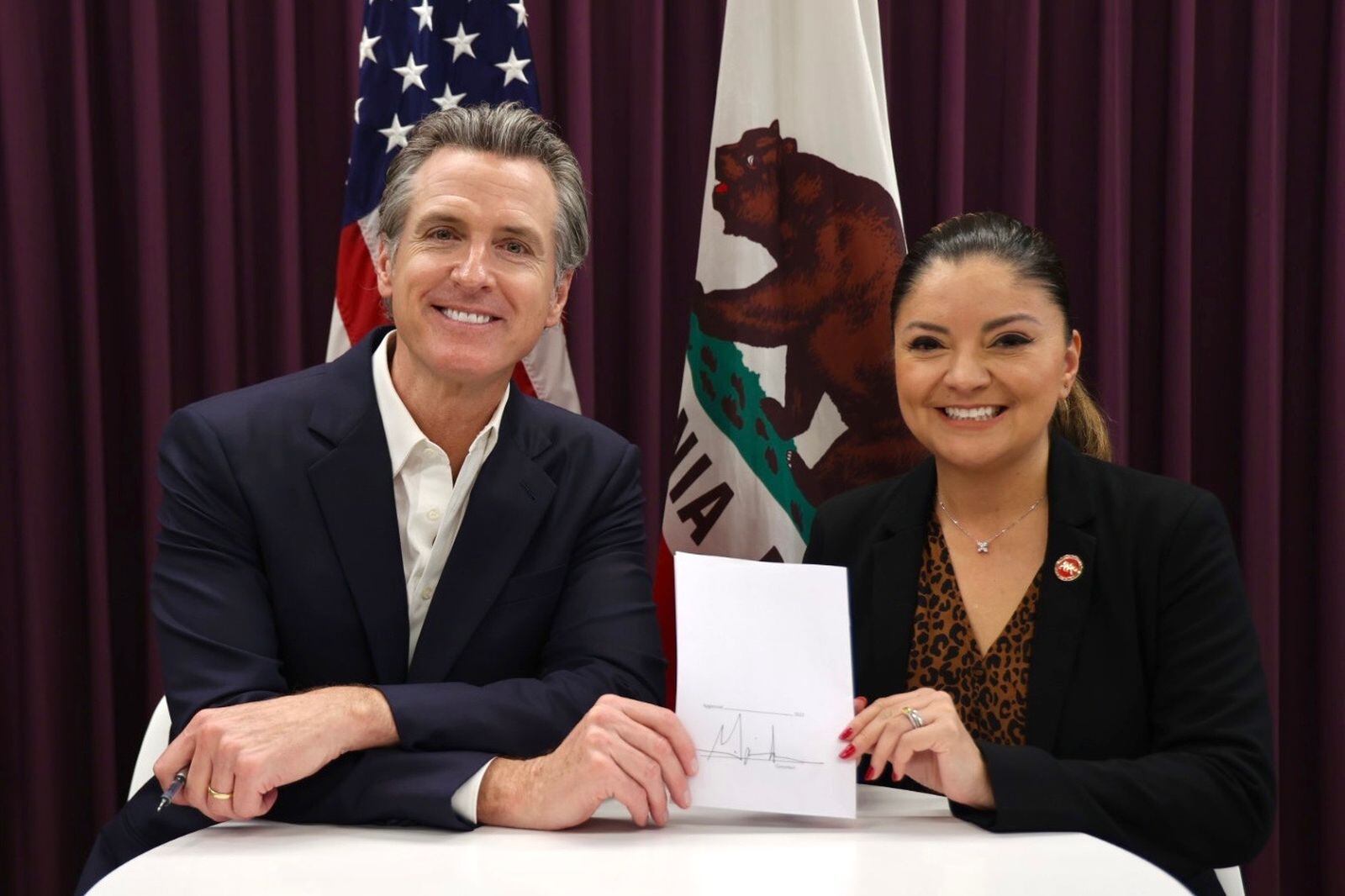 El gobernador Gavin Newson y la senadora Lena González muestran la firma de la norma que entrará en vigencia el 1 de enero de 2024 (Foto: CAGov)