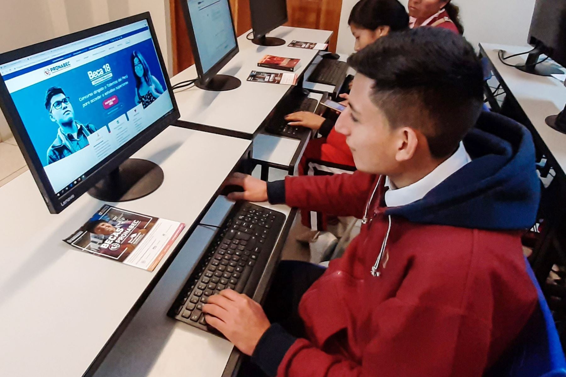 Los preseleccionados que no ganaron o no postularon en el primer momento podrán postular a una de las más de 3,600 becas restantes. (Foto: Andina)