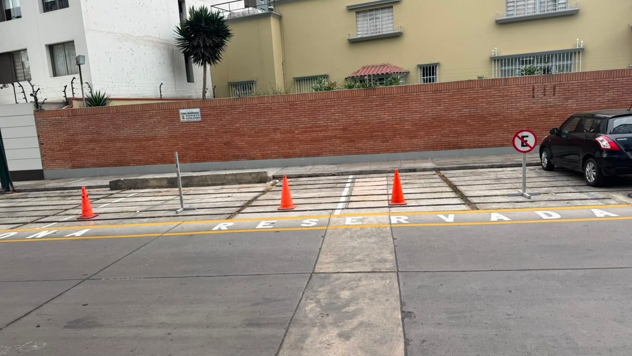 ¿Es legal separar un estacionamiento con conos en la calle? | Foto: Gerardo Rosales - GEC