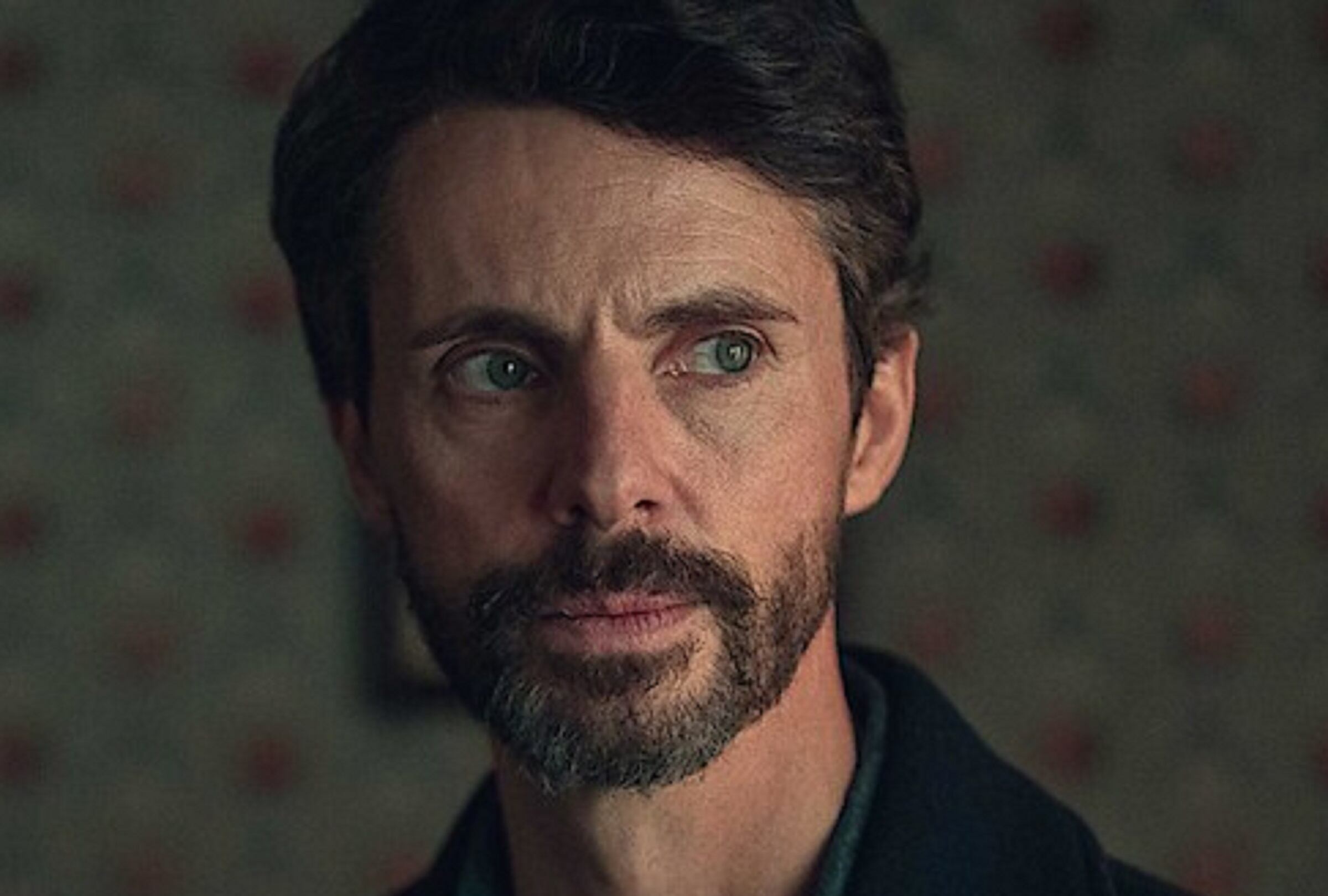 El detective Carl Morck (Matthew Goode) y su equipo buscan a una fiscal que desapareció hace cuatro años en la serie británica "Dept. Q" (Foto: Netflix)