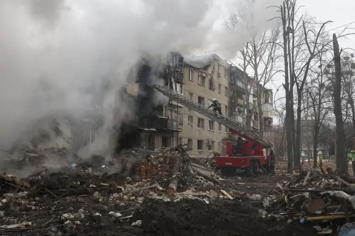 Rescatistas ucranianos trabajan en el lugar de un ataque a un edificio residencial en Járkov. (Foto: EFE)