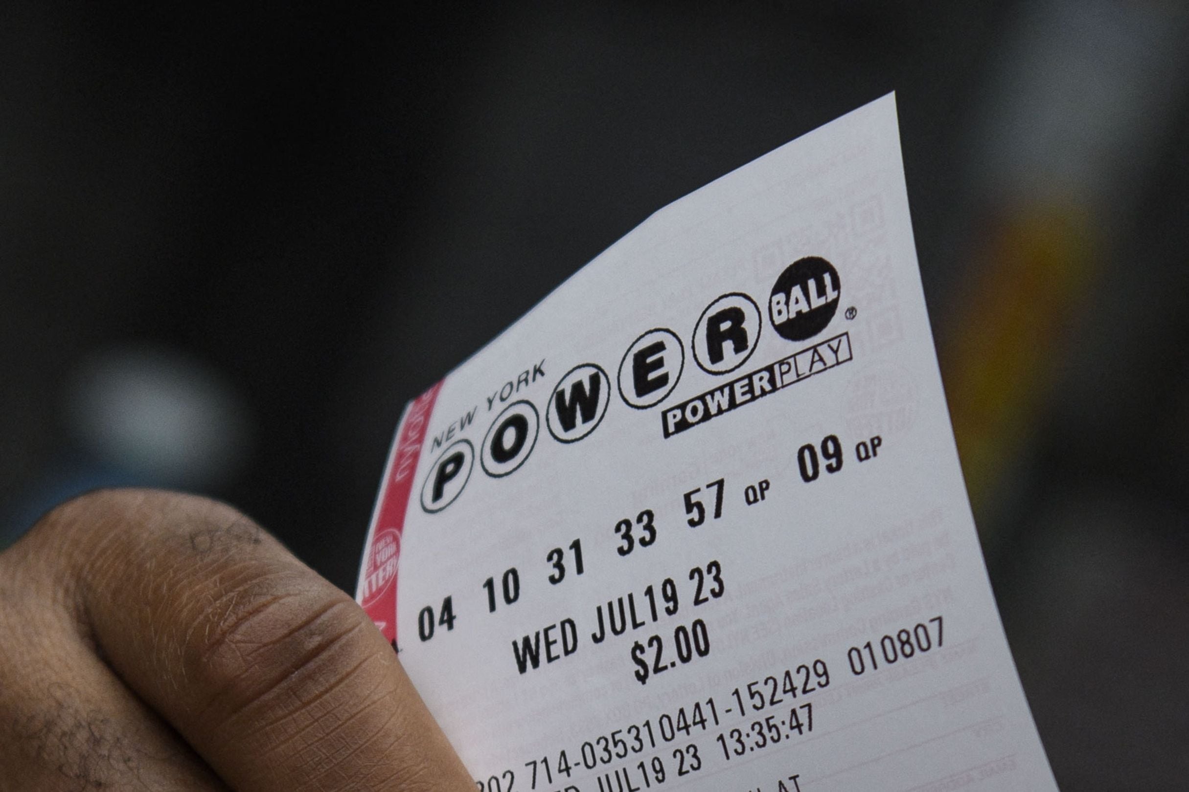 Las fechas de caducidad de los boletos del Powerball suelen variar entre 90 días y un año, dependiendo de la jurisdicción de venta. (Foto: ANGELA WEISS / AFP)