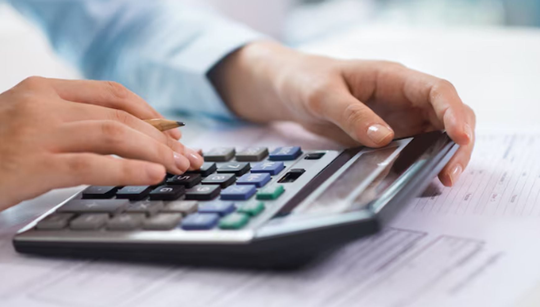 Si dejas pasar la fecha límite para declarar impuestos, el IRS puede aplicarte fuertes multas e intereses, pero aún hay alternativas para reducir el golpe a tu bolsillo (Foto: Freepik)