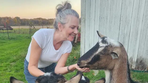 VIRAL | Además de liderar Formality Bridal, Bowers-Schebal sigue viviendo y ayuda a administrar una granja en Ohio. (Foto: Penny Bowers-Schebal)
