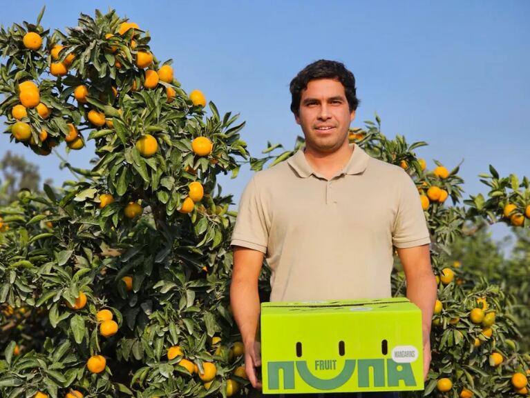 Diego Garibaldi, CEO de Agroindustrial G&P con la caja de su nueva marca Nuna Fruit.