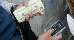 Dólar y oro trepan ante temor a inflación y economía débil por guerra, ¿qué habrá en 13 días?