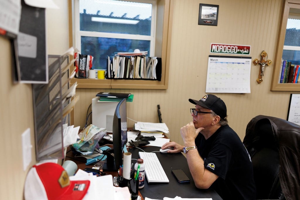 Ron Hubbard trabaja en su computadora en la fábrica de Atlas Survival Shelters en Sulphur Springs, Texas, el 7 de marzo de 2026. (Foto de Mark Felix / AFP)