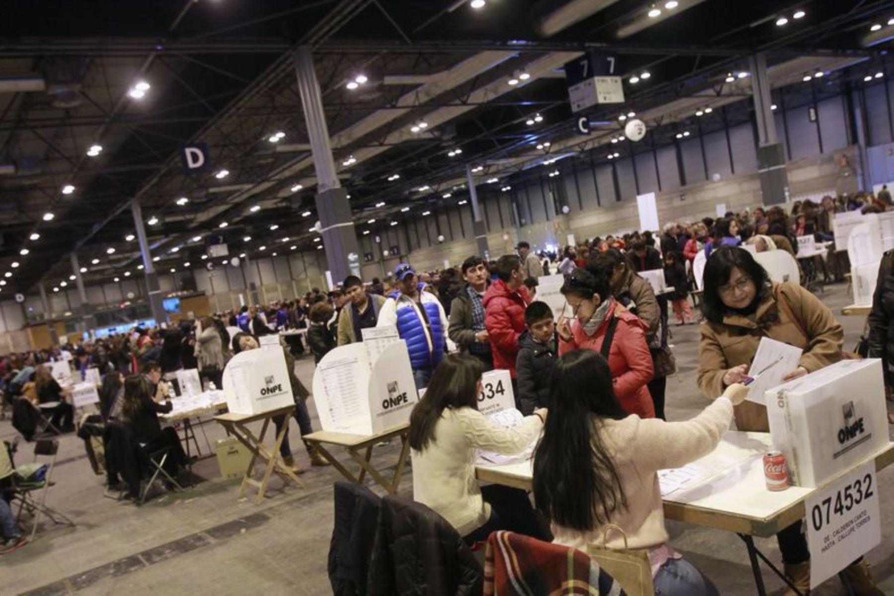 Un total de 974 mil 230 peruanos en el extranjero están habilitados para emitir su voto este domingo 26 de enero. (Foto: EFE)