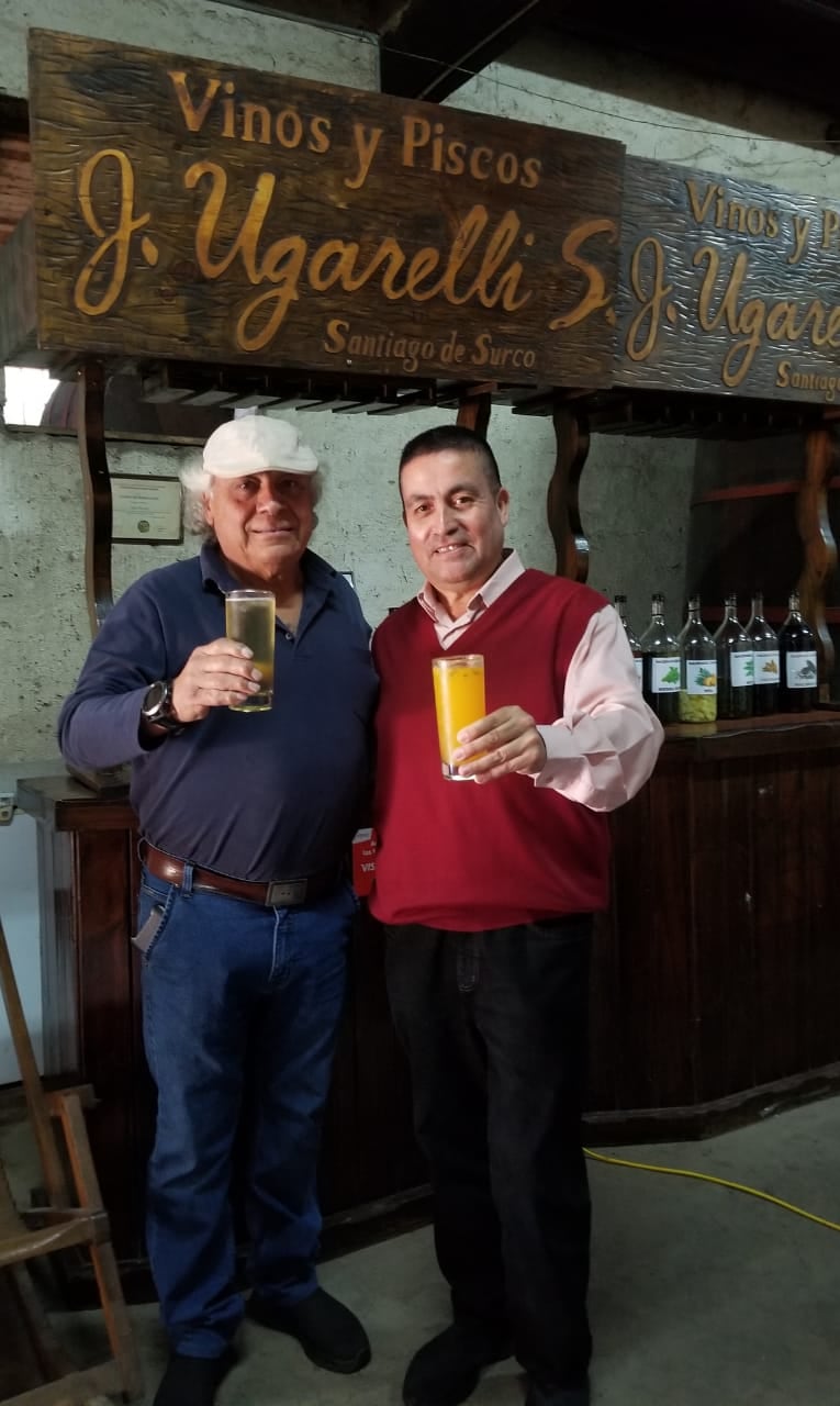 José Ugarelli y el promotor gastronómico Julio César Chuquipoma en la bodega San Lorenzo en Surco.