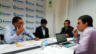 ¿Qué requisitos deben cumplir los aspirantes a director o gerente de una empresa de agua?