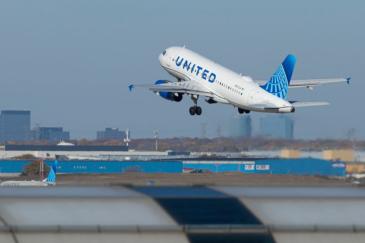 Tras aterrizar en Newark, los pasajeros evacuaron con sus pasaportes y teléfonos mientras el personal de seguridad inspeccionaba la aeronave. (KAMIL KRZACZYNSKI / AFP)