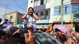 Candidato a la vicepresidencia por Fuerza Popular entrega víveres, pese a que ley electoral lo prohíbe