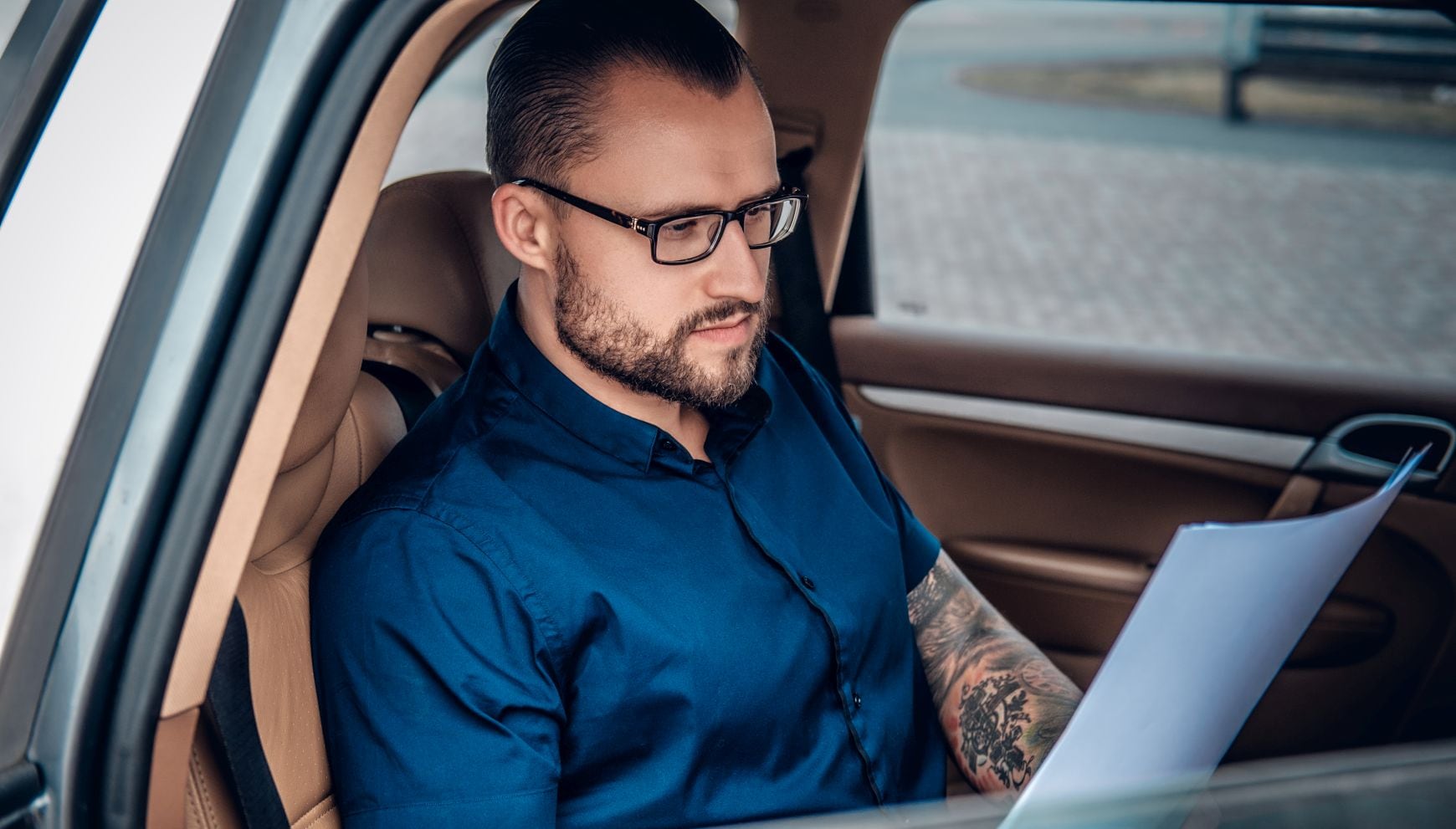 Estafadores en Florida están enviando cartas que imitan notificaciones judiciales para hacer creer a los conductores que tienen multas pendientes y así quedarse con su dinero y sus datos personales (Foto: Freepik)