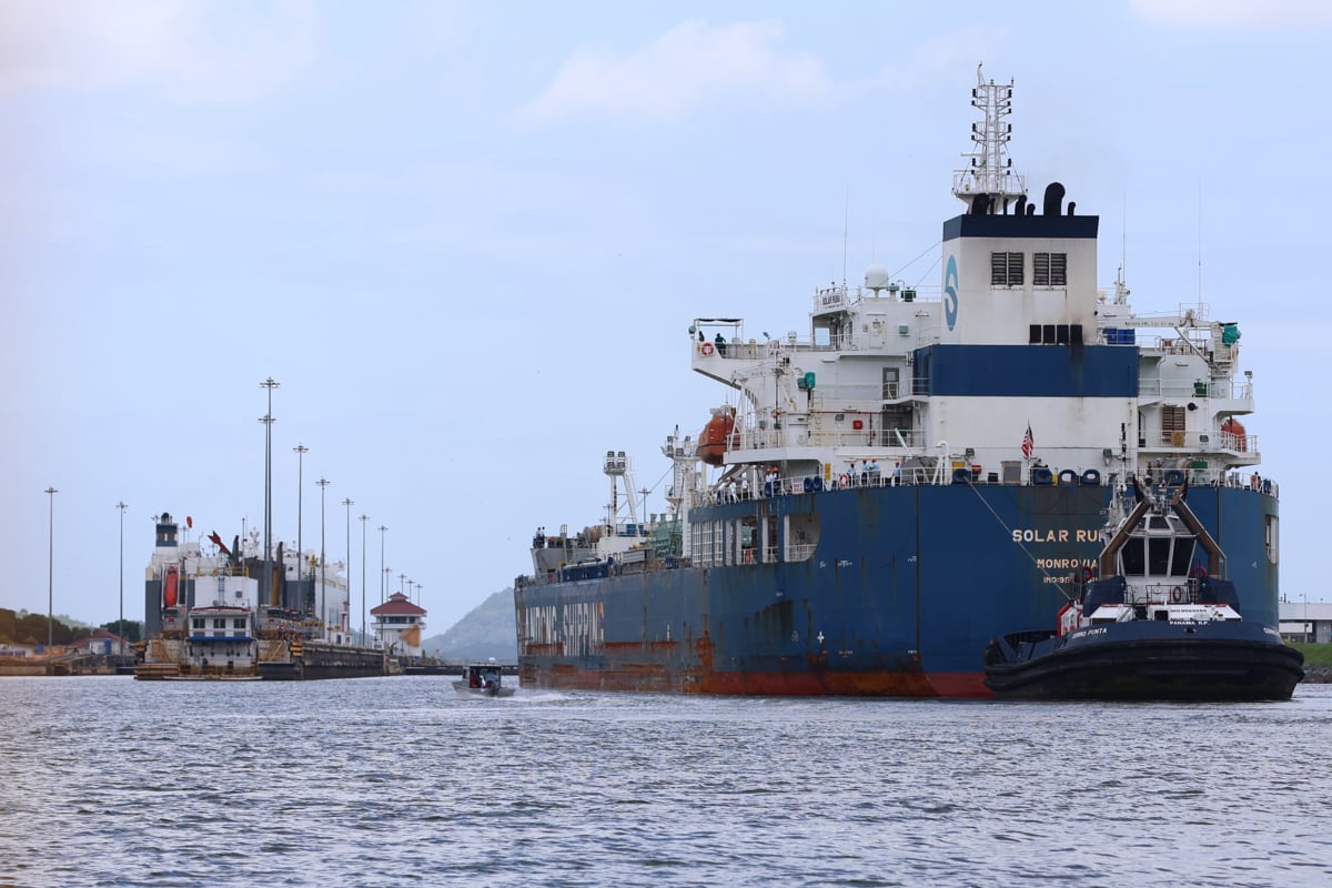 Buques portacontenedores transitando por el Canal de Panamá, en Ciudad de Panamá, el 20 de agosto de 2026. (Carlos Lemos / EFE)