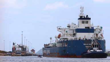 Buques portacontenedores transitando por el Canal de Panamá, en Ciudad de Panamá, el 20 de agosto de 2026. (Carlos Lemos / EFE)