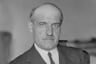 José Ortega y Gasset, filósofo: “Siempre que enseñes, enseña a la vez a dudar de lo que enseñas”