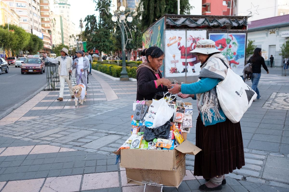 Paola Quispe vende productos en un carrito en la calle en La Paz el 19 de diciembre. Fotógrafo: Manuel Seoane/Bloomberg