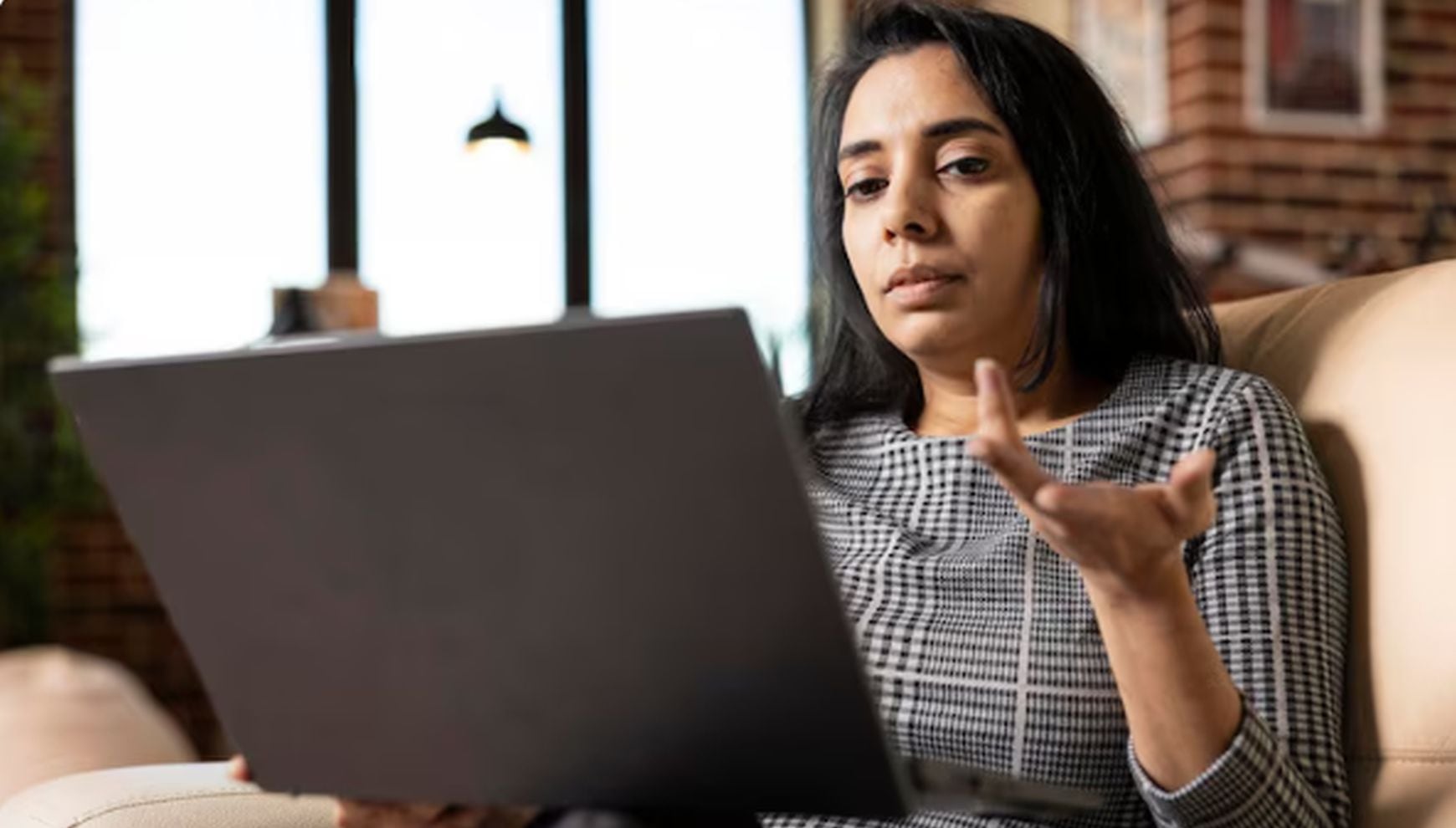 Muchas personas viudas descubren con sorpresa que el IRS les cobra hasta $6,000 más en impuestos al año, aunque sus ingresos hayan disminuido tras la pérdida de su pareja (Foto: Freepik)