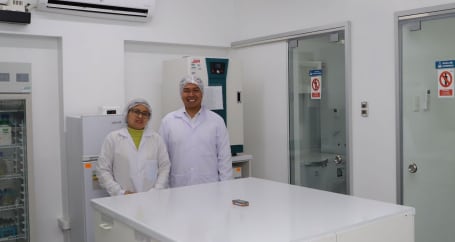 La coordinadora del laboratorio Agrorum, Angélica Ríos, y el gerente comercial, Rodrigo Carrasco. (Foto: ADEX).