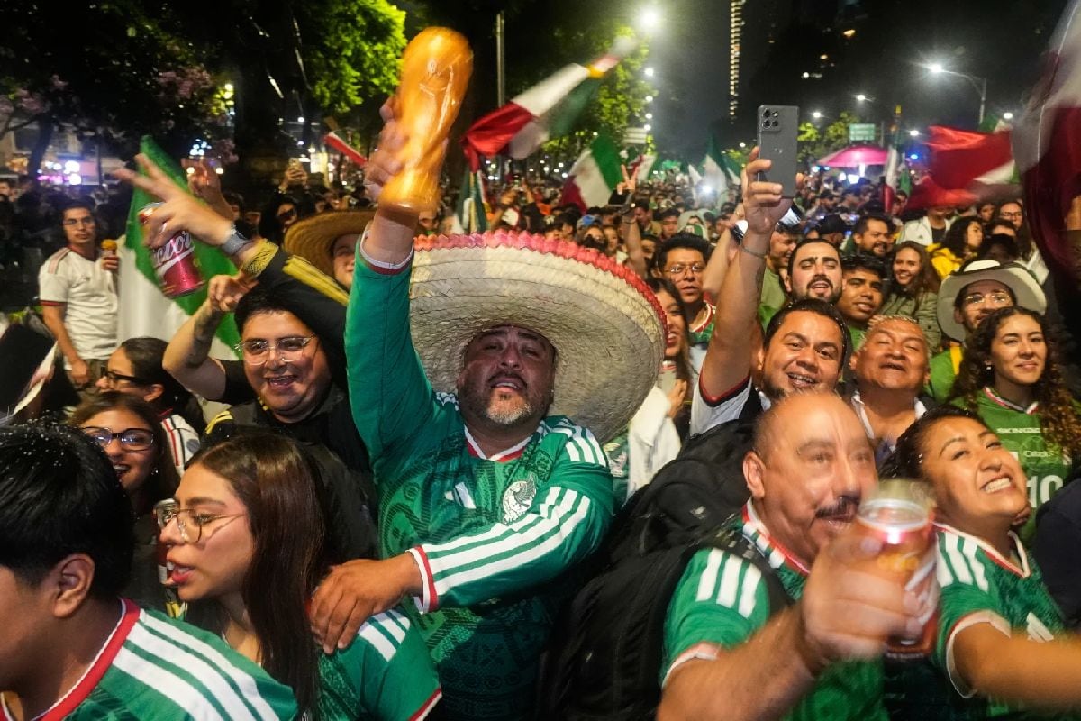 Aficionados mexicanos celebran la victoria de su país ante Corea del Sur en el Ángel de la Independencia de Ciudad de México, el jueves 18 de junio de 2026. (Foto: AP/Marco Ugarte)