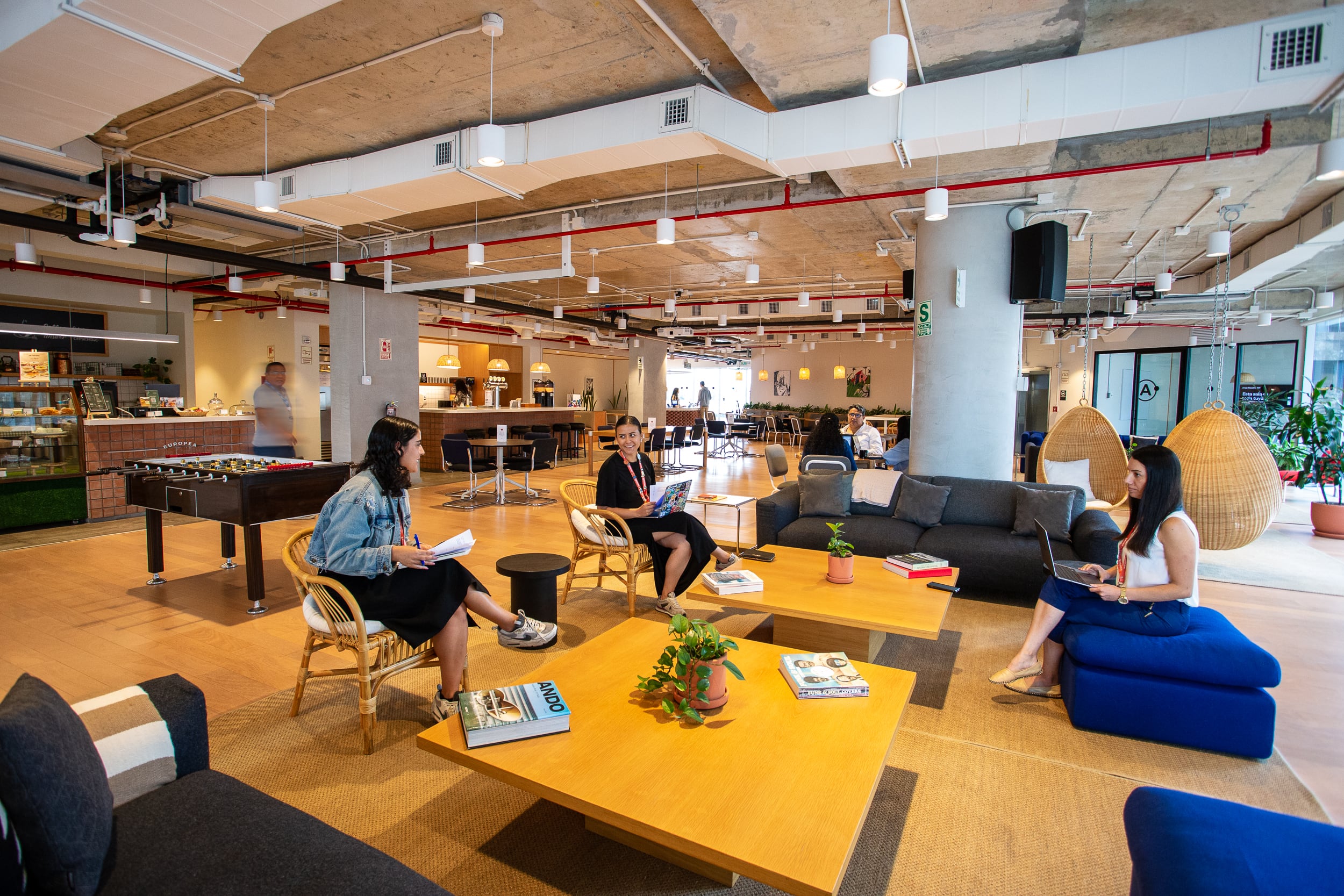 WeWork dispone de 33,128 m2 de inventario, distribuidos en cuatro sedes de los distritos de Miraflores y San Isidro, con una ocupación cercana al 85% en Lima.