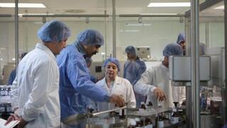 Ejecutivo propone reubicar a más de 3,000 médicos y técnicos de salud