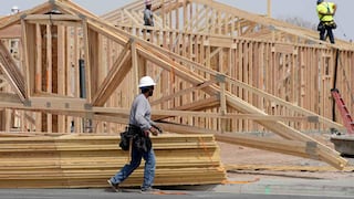 Estados Unidos: Solicitudes de ayuda por desempleo bajan, pero los despidos se mantienen estables