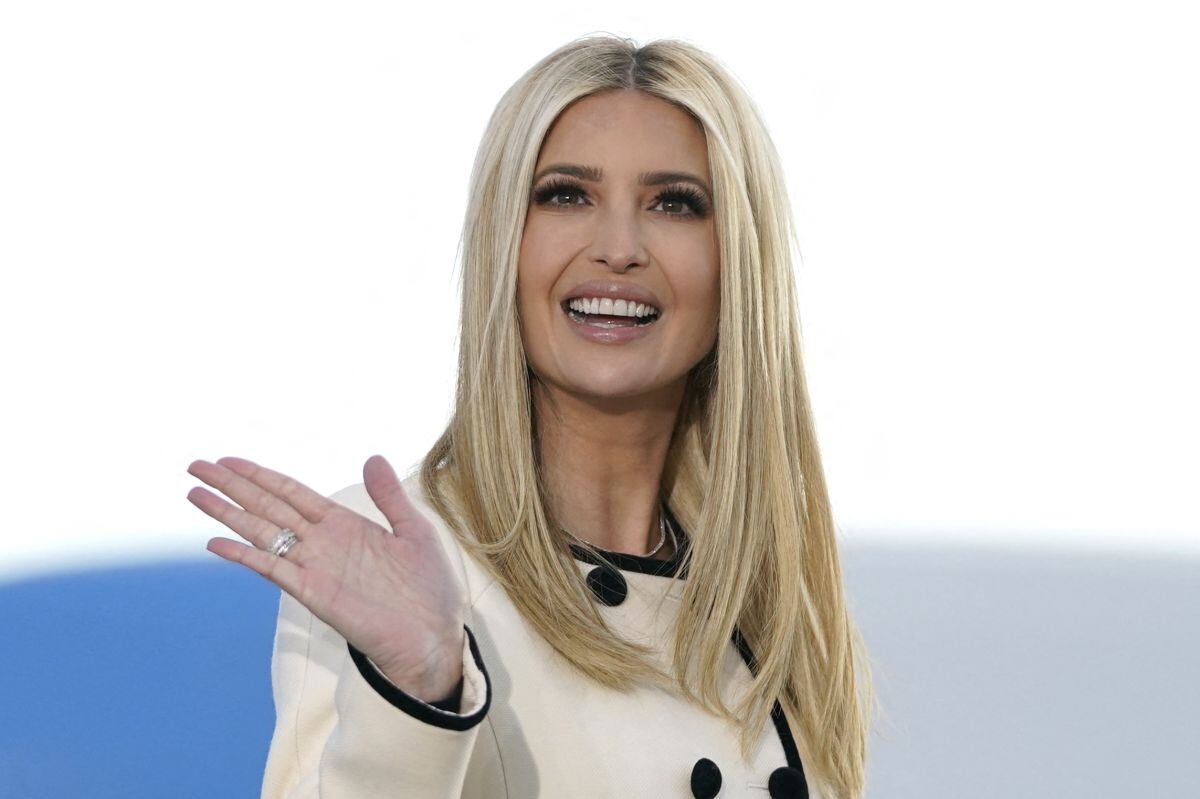 Cuando Ivanka Trump saludó a su llegada a la base conjunta Andrews en Maryland para la partida de su padre Donald Trump tras dejar su cargo de presidente de los Estados Unidos (Foto: Alex Edelman / AFP)