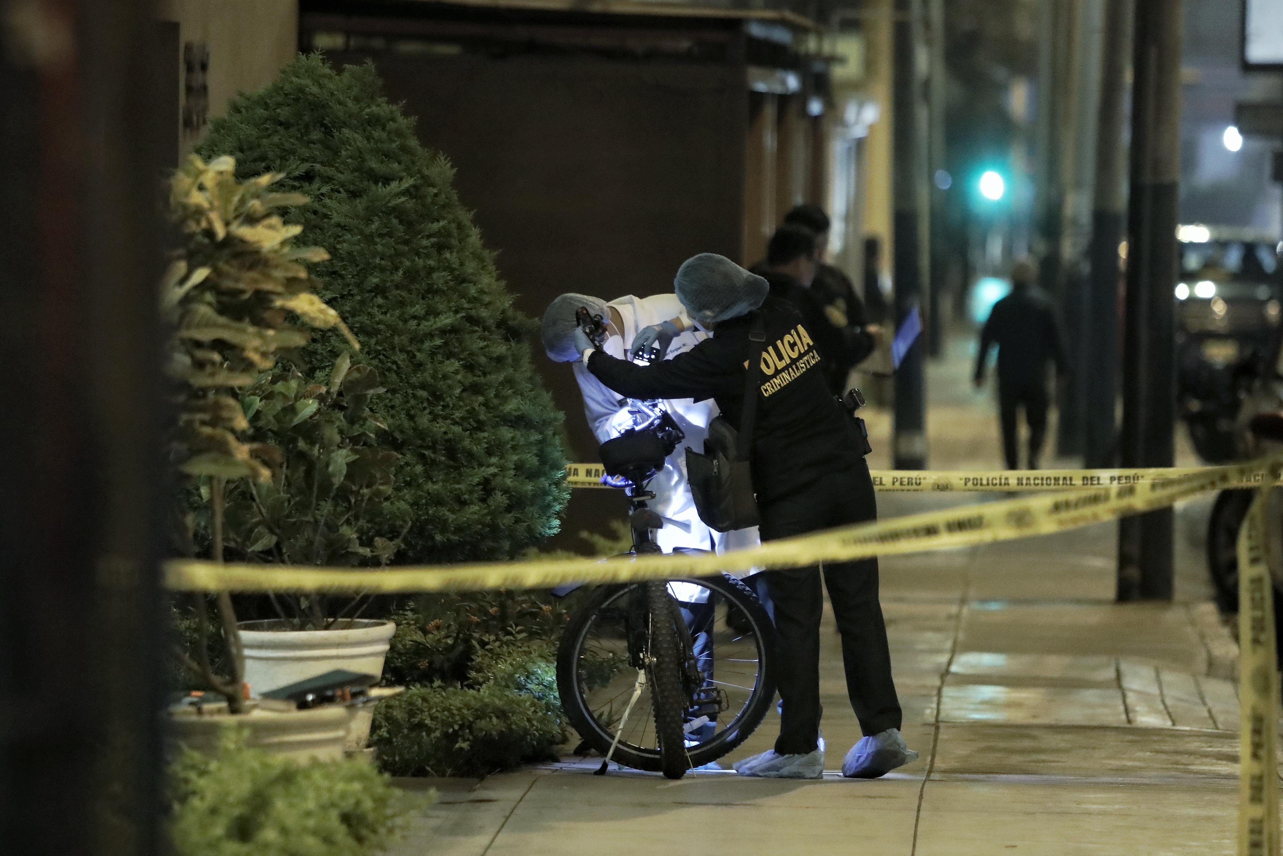 "La Policía Nacional de Perú (PNP) lamenta el asesinato de un trabajador diplomático de la Embajada de Indonesia en el distrito de Lince, Lima. Activamos inmediatamente el plan Cerco e iniciamos las investigaciones para identificar y capturar a los responsables", indicó en la red social X la Policía.