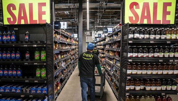 Trabajadores llenan los estantes de una tienda de comestibles Amazon Fresh en Seattle, Washington, EE. UU., el jueves 2 de mayo de 2024. Fotógrafo: David Ryder/Bloomberg