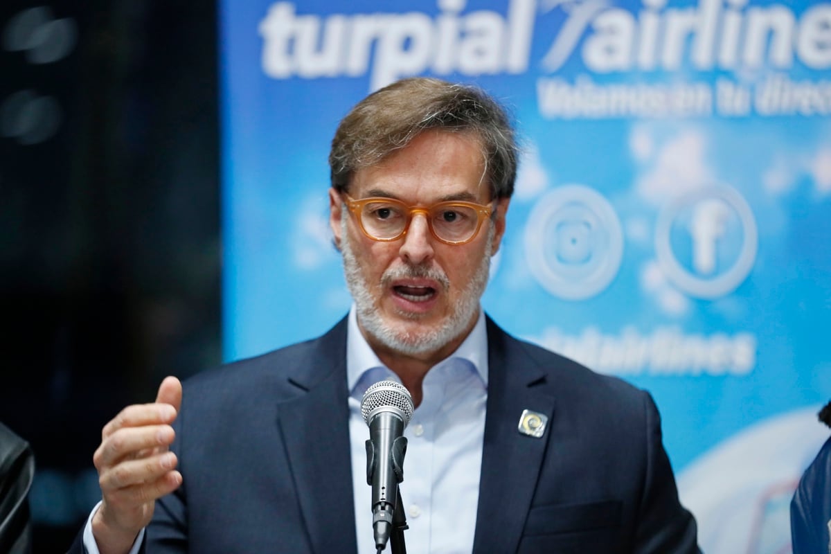 El entonces embajador de Venezuela en Colombia, Félix Plasencia, hablando durante una rueda de prensa en el Aeropuerto Internacional El Dorado, en Bogotá, el 10 abril de 2022. (Carlos Ortega / EFE)