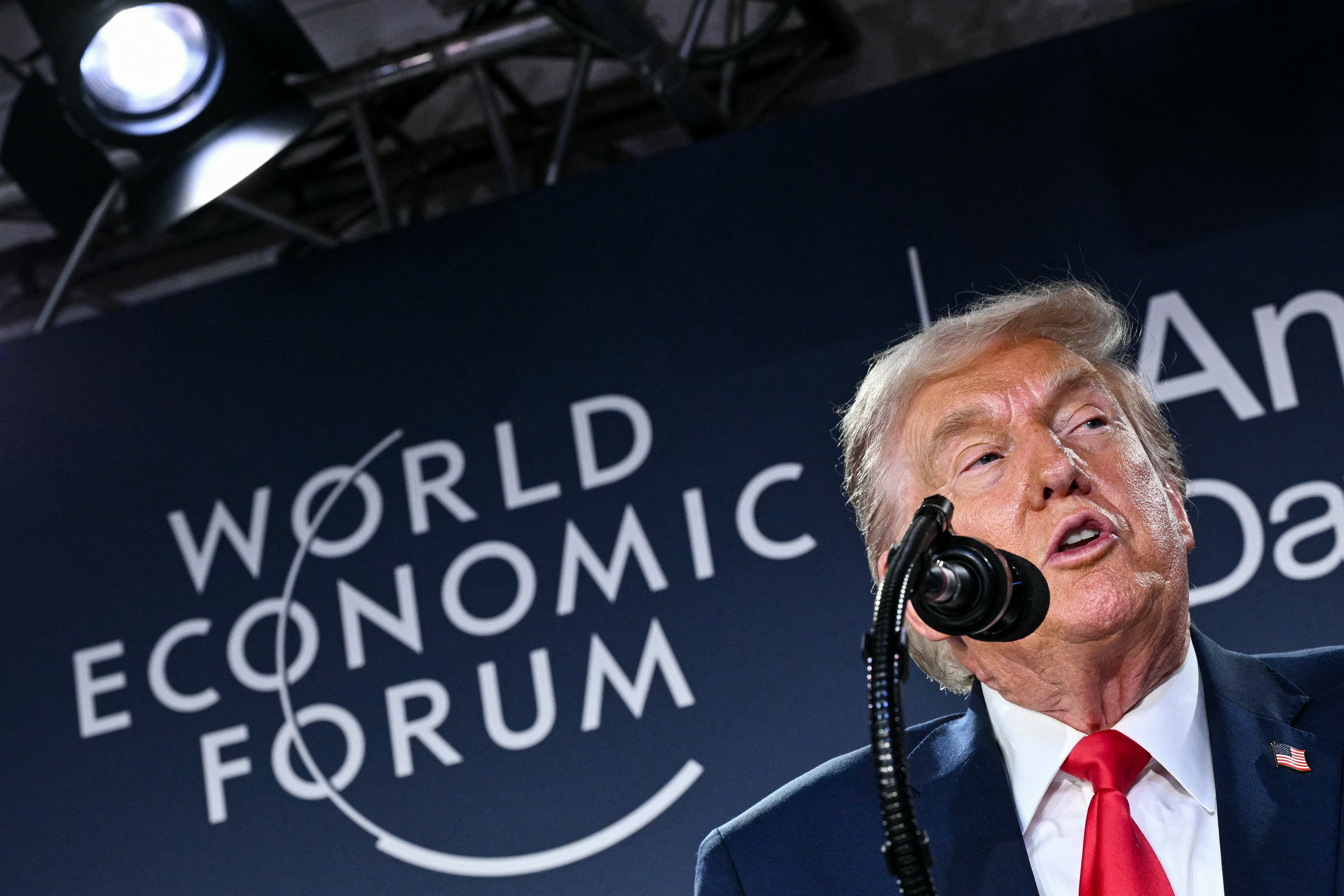 El presidente de Estados Unidos, Donald Trump, habla durante una recepción con líderes empresariales en el marco de la reunión anual del Foro Económico Mundial (FEM) en Davos el 21 de enero de 2026. El Foro Económico Mundial se celebra en Davos del 19 al 23 de enero de 2026. (Foto de Mandel NGAN / AFP)