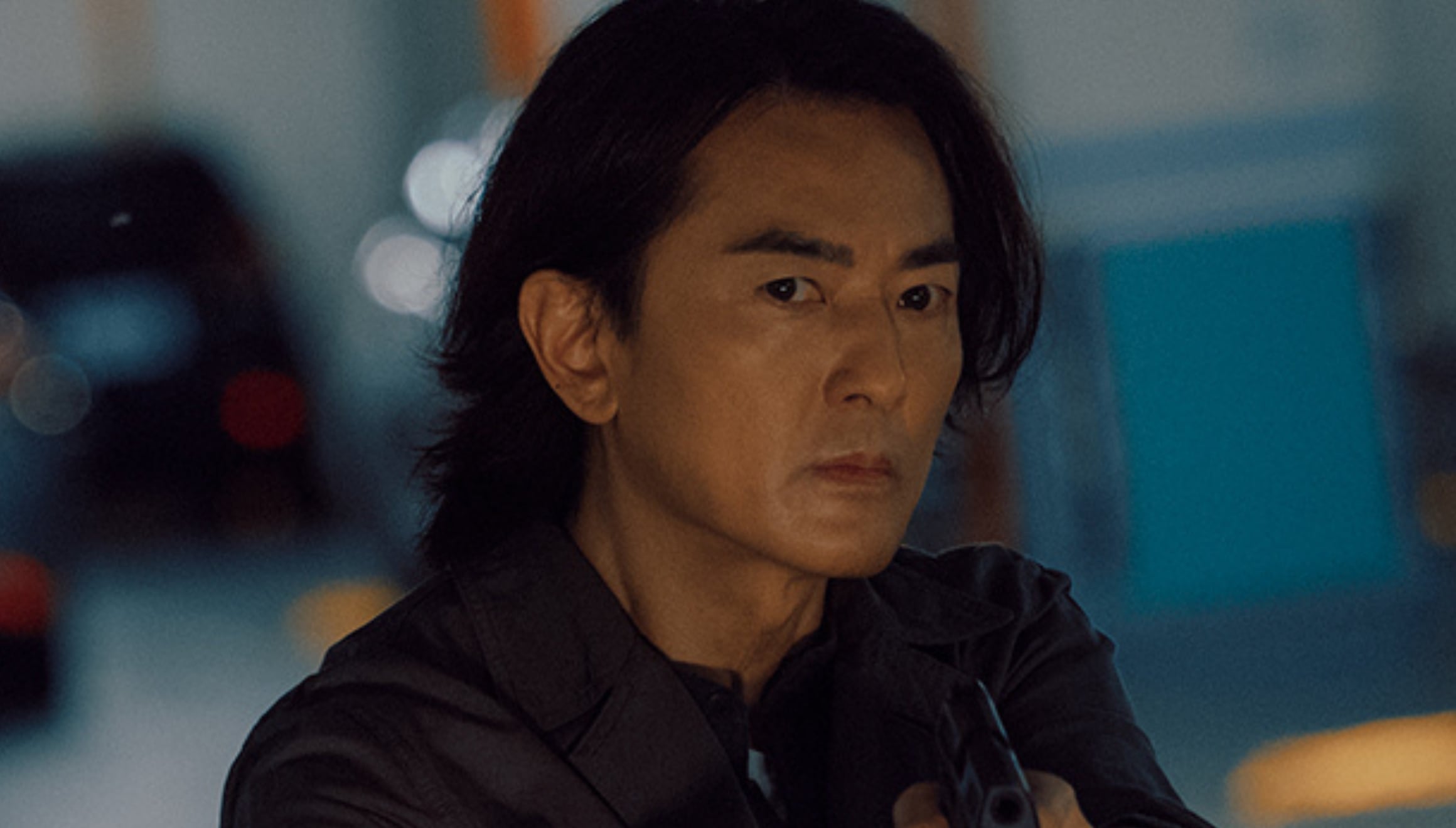 Ekin Cheng como Chen Chia-jen en una escena de la serie de thriller dramático "El investigador con millones de seguidores" (Foto: Netflix)