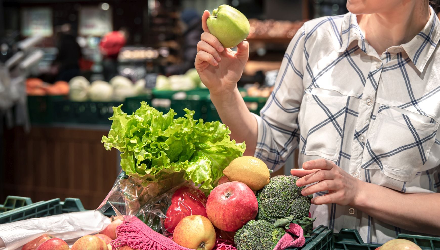 Cada programa funciona de manera diferente: uno entrega cupones para mercados agrícolas, otro brinda crédito en supermercados y el tercero ofrece créditos para compras en línea, con descuentos en frutas y verduras (Foto: Magnific)