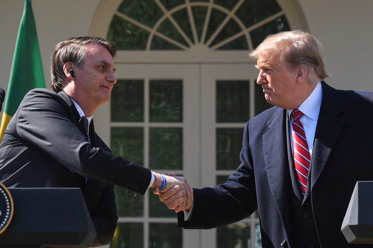 El presidente de Estados Unidos, Donald Trump, estrecha la mano del entonces mandatario de Brasil, Jair Bolsonaro, en el Jardín de Rosas de la Casa Blanca, el 19 de marzo de 2019 en Washington, DC. (Foto de Jim WATSON / AFP)