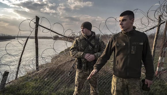 Guardias ucranianos patrullan la frontera con Rumanía.|ALBERT LORES