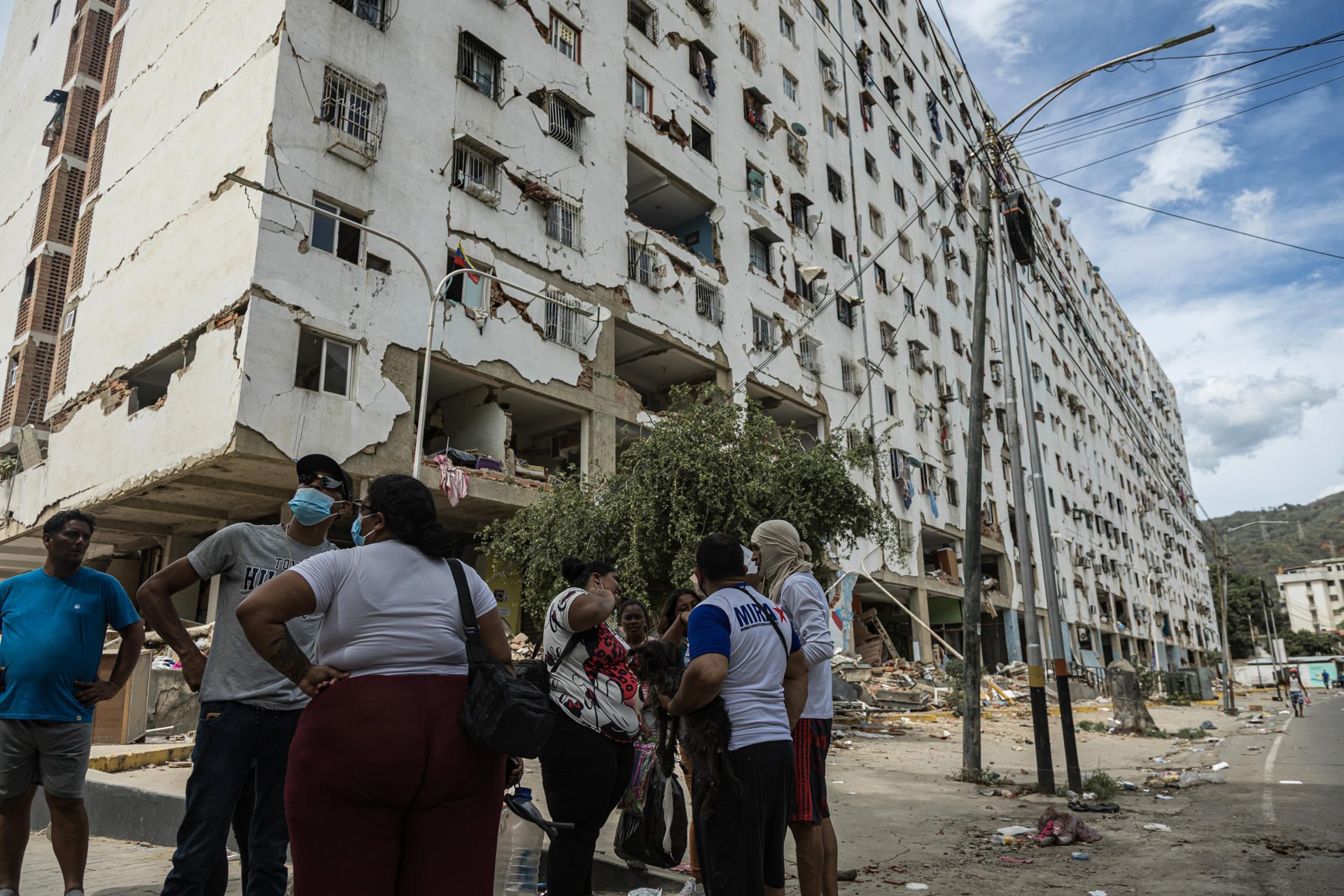 Personas esperan en una zona afectada por los terremotos en Tanaguaneras, La Guaira, Venezuela. (EFE/ Henry Chirinos).