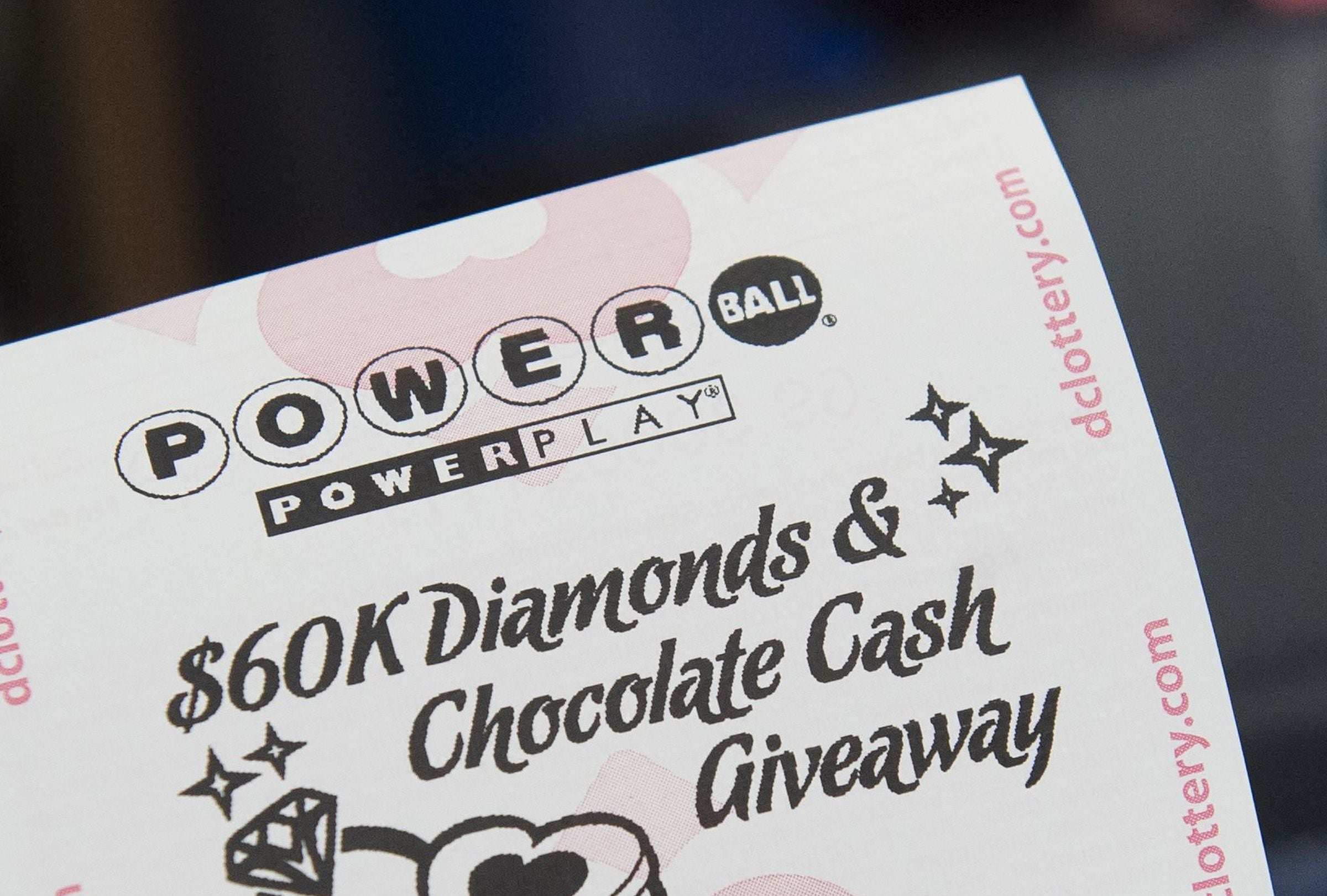 Revisa esta nota para conocer los números ganadores del Powerball en el sorteo del 08/04/2026 y averiguar si el premio mayor ya tiene dueño. (Foto: SAUL LOEB / AFP)